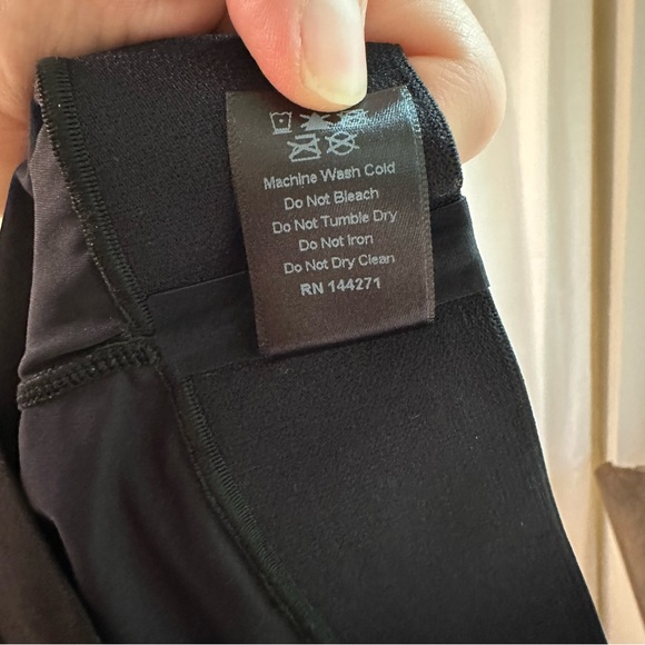 ULTRACOR Women’s SMALL High Waisted 21” Crop Leggings Star Print - Picture 4 of 4